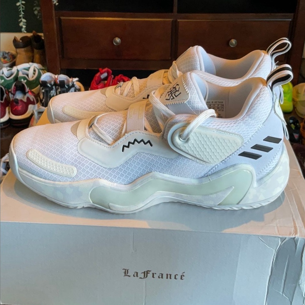 33 Adidas D.O.N. #3 "Cloud White
(no box)
